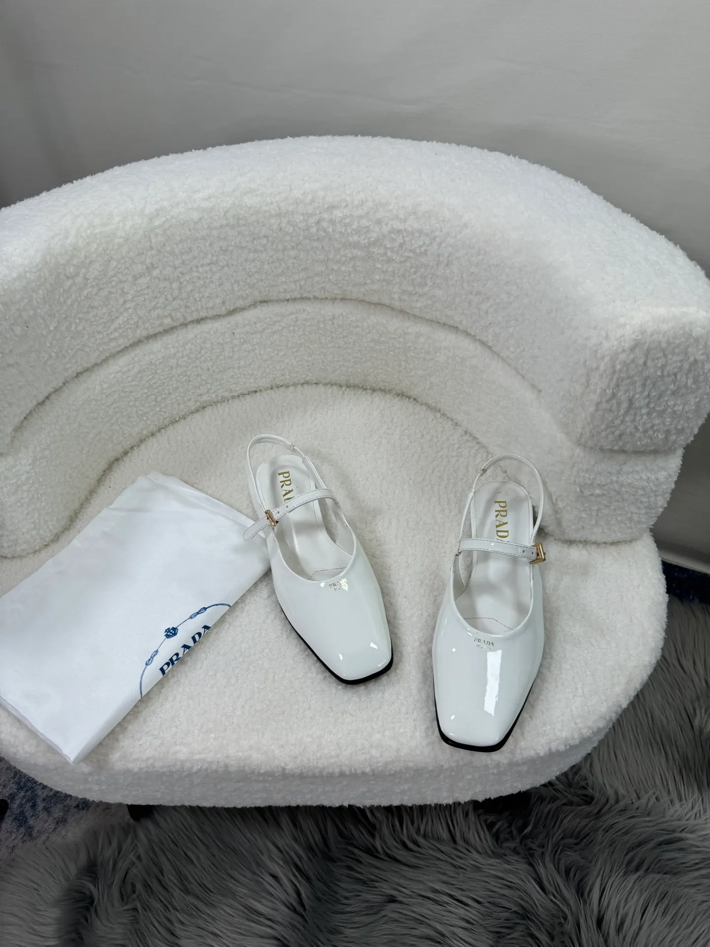 👟👟Ex-factory price 460👟👟Prada top version 🌸2025 launches Prada back-slip shoes, a must-have item for women 🆚😍😍😍——————😍😍😍🆚 💥PRADA's early spring T-stage catwalk show is the same style as "Dreams Never Sleep". Prada can use it on important occasions. The fresh style has a bit of nobility and is perfect on the feet. 💃💃 Wear this shoe with it. It is elegant and crystal clear, regardless of various accessories. The materials are all exclusively customized one-to-one and must be zero-distance from the original. The entire series is full of exciting and unexpected combinations of elements. The expression of different materials and textures of fabrics has a strong artistic flavor, allowing you to appreciate the ever-changing style of Prada girls. Bulling Bulling’s classic + candy color 🍬 paired with a creative letter logo! An eye-catching design! So feminine! Wear it and you will be the most beautiful girl in this gai! 😍😍😍 1⃣ Upper: imported patent leather cowhide 2⃣ Lining: imported mixed sheepskin 3⃣ Outsole: Italian genuine leather outsole 4⃣ Size: 35-40 (41 can be customized)